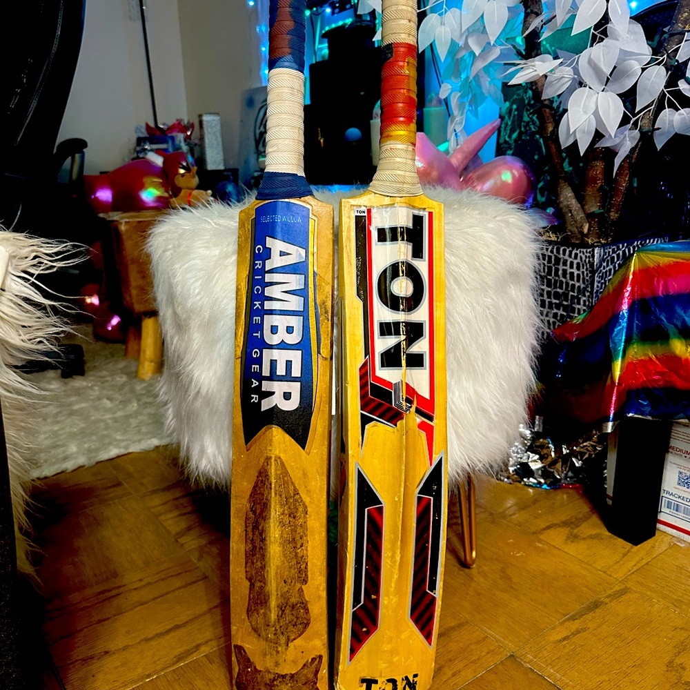 2 cricket paddles